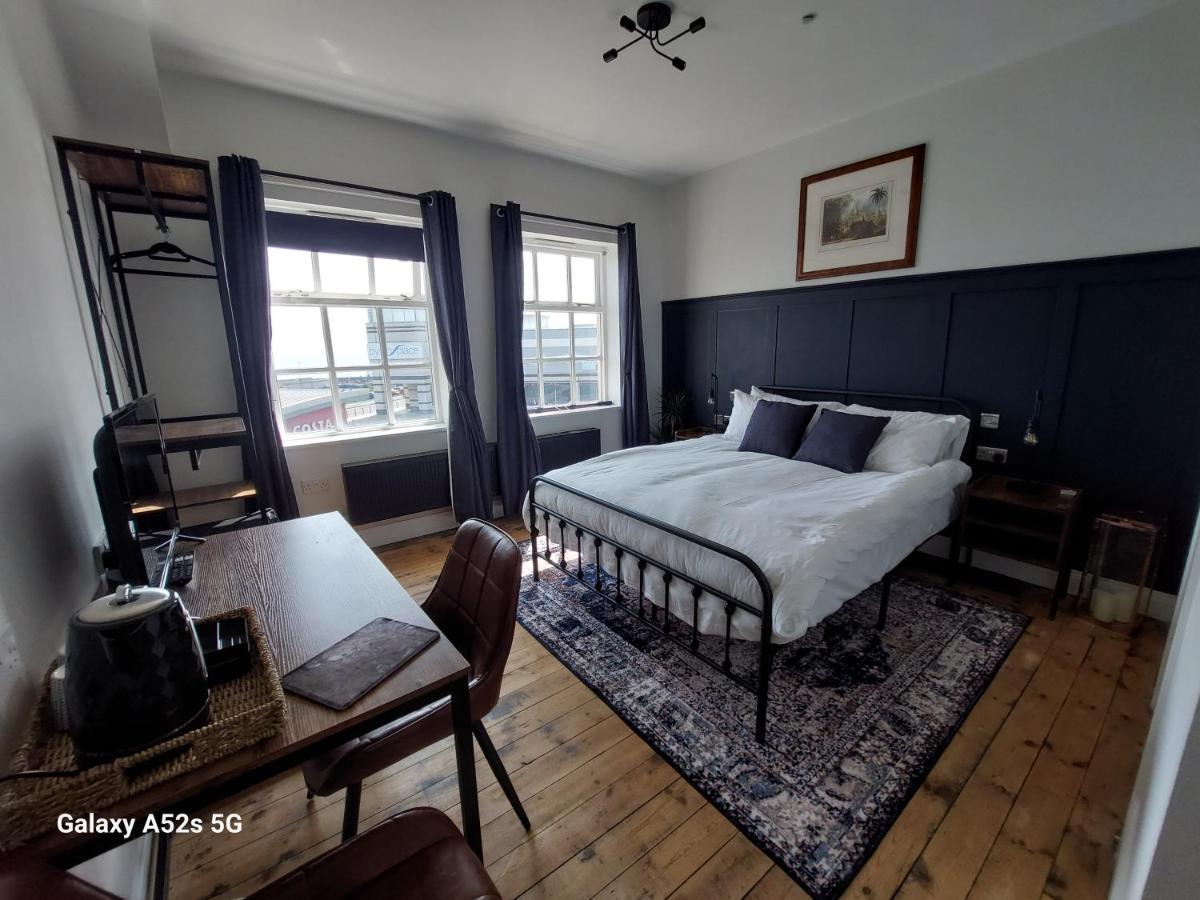 Londonderrys Bar And Accommodation Сийхам Екстериор снимка