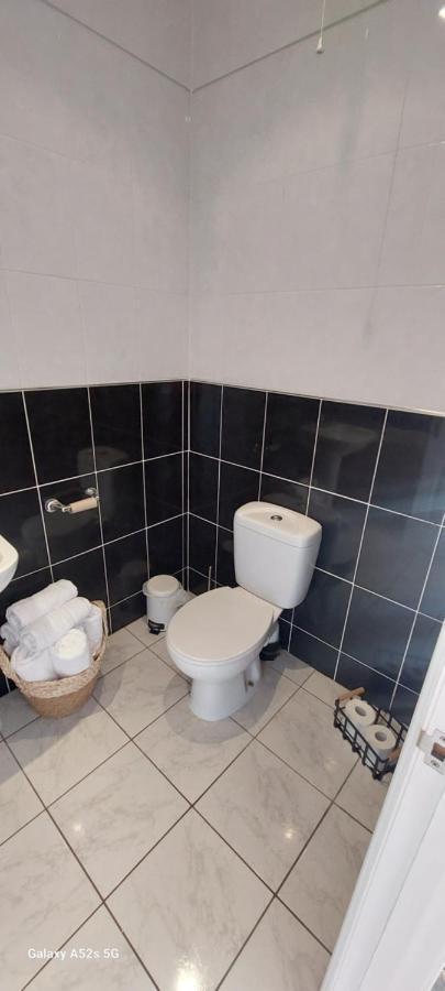 Londonderrys Bar And Accommodation Сийхам Екстериор снимка
