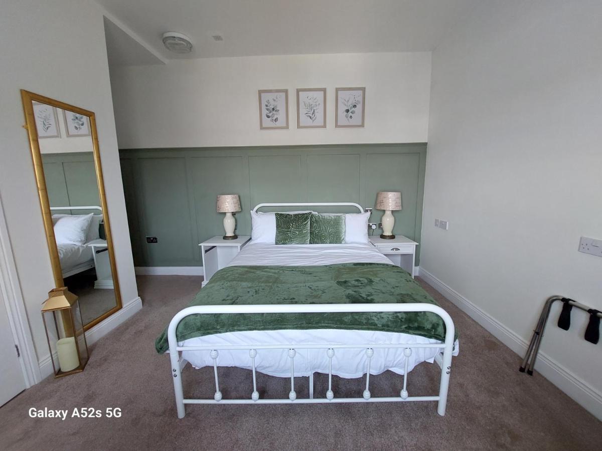 Londonderrys Bar And Accommodation Сийхам Екстериор снимка