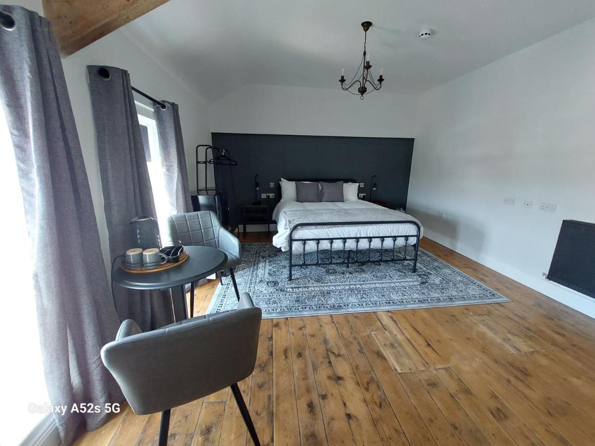Londonderrys Bar And Accommodation Сийхам Екстериор снимка