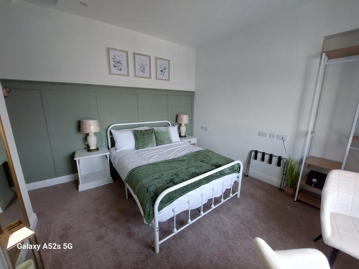 Londonderrys Bar And Accommodation Сийхам Екстериор снимка