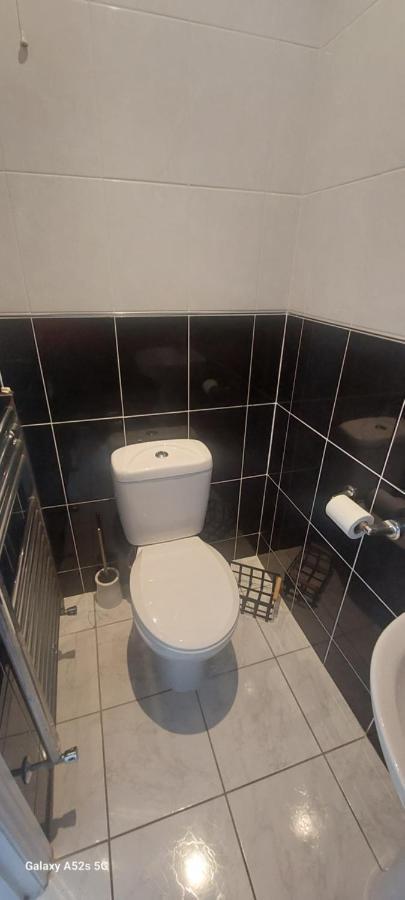 Londonderrys Bar And Accommodation Сийхам Екстериор снимка