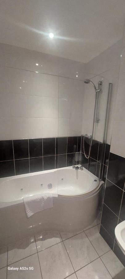 Londonderrys Bar And Accommodation Сийхам Екстериор снимка