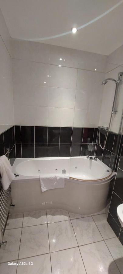 Londonderrys Bar And Accommodation Сийхам Екстериор снимка