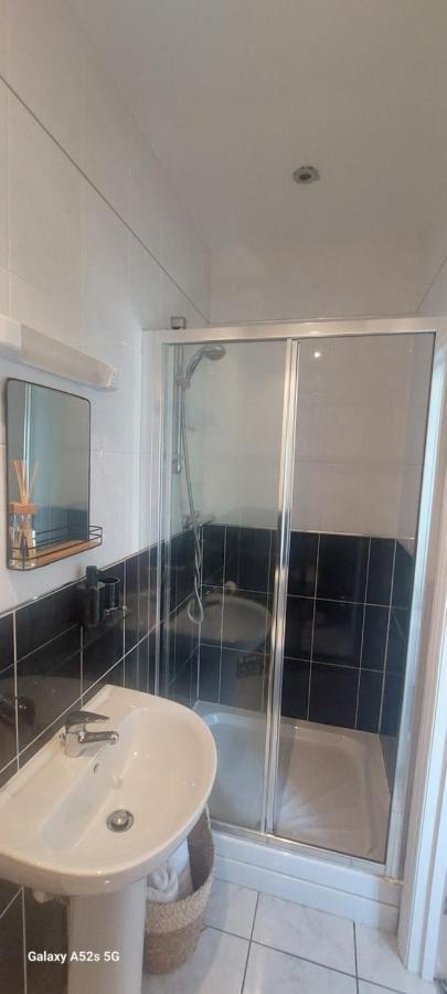 Londonderrys Bar And Accommodation Сийхам Екстериор снимка